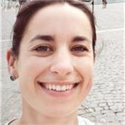 Studentessa di ingegneria impartisce lezioni di matematica e geometria per studenti delle scuole elementari, medie e superiori